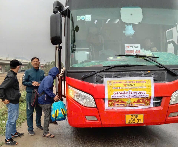 Nhiều người ở Bình Dương "đón lộc" trong ngày đầu trở lại với công việc- Ảnh 4. Nhiều người ở Bình Dương "đón lộc" trong ngày đầu trở lại với công việc- Ảnh 4.