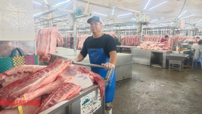Thịt heo chợ đầu mối bất ngờ “cháy hàng”, điều gì đang xảy ra?- Ảnh 1. Thịt heo chợ đầu mối bất ngờ “cháy hàng”, điều gì đang xảy ra?- Ảnh 1.