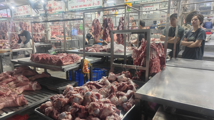 Thịt heo chợ đầu mối bất ngờ “cháy hàng”, điều gì đang xảy ra?- Ảnh 2. Thịt heo chợ đầu mối bất ngờ “cháy hàng”, điều gì đang xảy ra?- Ảnh 2.