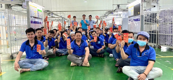 Nhiều người ở Bình Dương "đón lộc" trong ngày đầu trở lại với công việc- Ảnh 2. Nhiều người ở Bình Dương "đón lộc" trong ngày đầu trở lại với công việc- Ảnh 2.