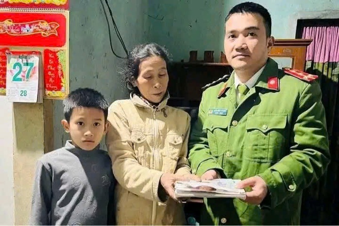 Người phụ nữ nghèo đánh rơi tiền ngày cận Tết nhận được món quà bất ngờ- Ảnh 1. Người phụ nữ nghèo đánh rơi tiền ngày cận Tết nhận được món quà bất ngờ- Ảnh 1.
