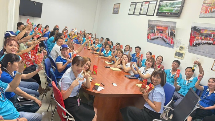 Nhiều người ở Bình Dương "đón lộc" trong ngày đầu trở lại với công việc- Ảnh 1. Nhiều người ở Bình Dương "đón lộc" trong ngày đầu trở lại với công việc- Ảnh 1.