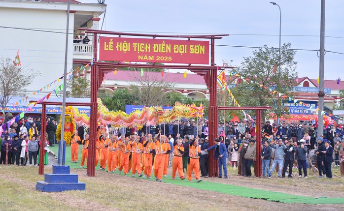 Một nông dân vào vai nhà vua đi cày ruộng- Ảnh 3. Một nông dân vào vai nhà vua đi cày ruộng- Ảnh 3.
