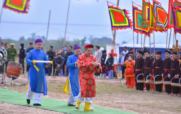 Một nông dân vào vai nhà vua đi cày ruộng- Ảnh 6. Một nông dân vào vai nhà vua đi cày ruộng- Ảnh 6.