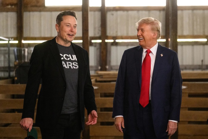 Tỉ phú Elon Musk và Tổng thống Donald Trump ở hậu trường trước sự kiện vận động tranh cử tại hạt Butler, bang Pennsylvania, hồi tháng 10-2024. Ảnh: Justin Merriman/Bloomberg Tỉ phú Elon Musk và Tổng thống Donald Trump ở hậu trường trước sự kiện vận động tranh cử tại hạt Butler, bang Pennsylvania, hồi tháng 10-2024. Ảnh: Justin Merriman/Bloomberg
