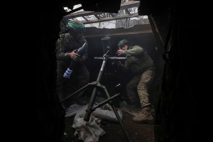 Lính Ukraine bắn súng cối về phía một vị trí của Nga gần thị trấn Toretsk của Ukraine, ở vùng Donbas. Ảnh: Radio Free Europe/Radio Liberty Lính Ukraine bắn súng cối về phía một vị trí của Nga gần thị trấn Toretsk của Ukraine, ở vùng Donbas. Ảnh: Radio Free Europe/Radio Liberty
