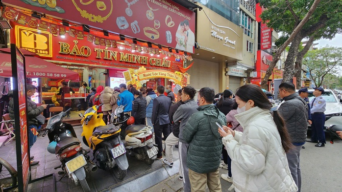 Giá vàng "lập đỉnh", người dân xếp hàng dài chờ mua dù chưa tới ngày vía Thần Tài- Ảnh 3. Giá vàng "lập đỉnh", người dân xếp hàng dài chờ mua dù chưa tới ngày vía Thần Tài- Ảnh 3.