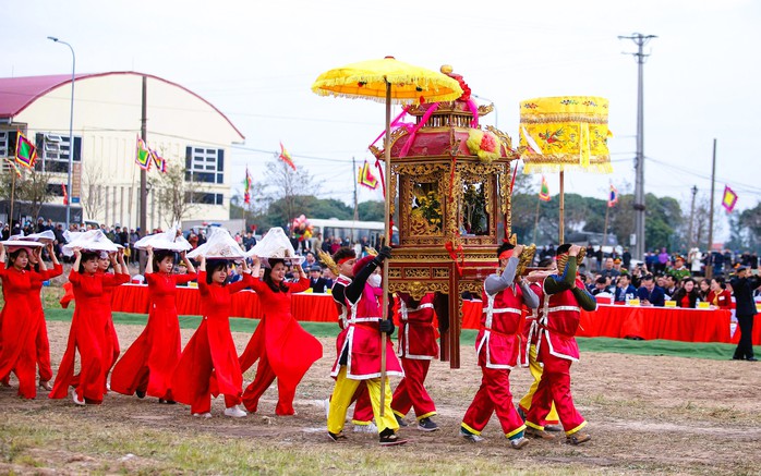 Một nông dân vào vai nhà vua đi cày ruộng- Ảnh 8. Một nông dân vào vai nhà vua đi cày ruộng- Ảnh 8.