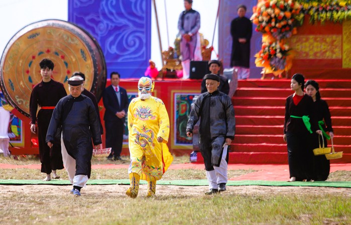 Một nông dân vào vai nhà vua đi cày ruộng- Ảnh 11. Một nông dân vào vai nhà vua đi cày ruộng- Ảnh 11.