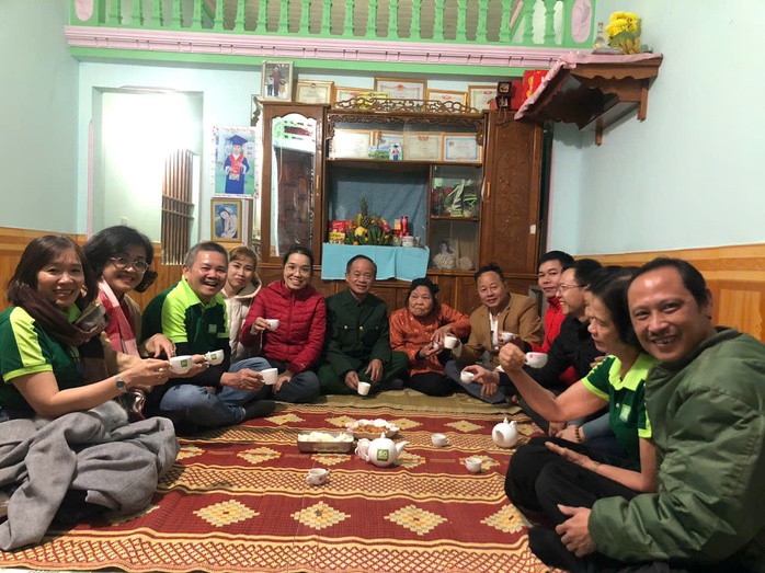 Chuyện lạ: Giám đốc về quê chúc Tết, dùng cơm với gia đình công nhân- Ảnh 4. Chuyện lạ: Giám đốc về quê chúc Tết, dùng cơm với gia đình công nhân- Ảnh 4.
