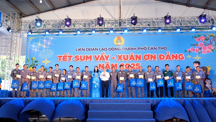 LĐLĐ TP Cần Thơ: Giúp đoàn viên, công nhân có Tết ấm cúng- Ảnh 1. LĐLĐ TP Cần Thơ: Giúp đoàn viên, công nhân có Tết ấm cúng- Ảnh 1.