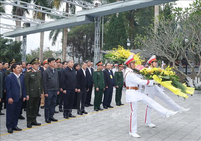 Tổng Bí thư Tô Lâm dâng hương tại Nghĩa trang Liệt sĩ quốc gia Vị Xuyên- Ảnh 2. Tổng Bí thư Tô Lâm dâng hương tại Nghĩa trang Liệt sĩ quốc gia Vị Xuyên- Ảnh 2.