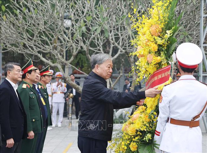 Tổng Bí thư Tô Lâm dâng hương tại Nghĩa trang Liệt sĩ quốc gia Vị Xuyên- Ảnh 3. Tổng Bí thư Tô Lâm dâng hương tại Nghĩa trang Liệt sĩ quốc gia Vị Xuyên- Ảnh 3.