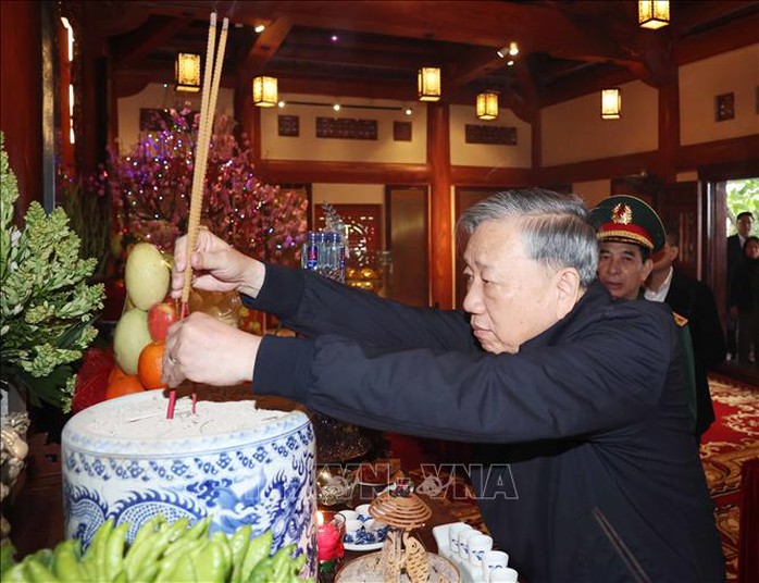 Tổng Bí thư Tô Lâm dâng hương tại Nghĩa trang Liệt sĩ quốc gia Vị Xuyên- Ảnh 5. Tổng Bí thư Tô Lâm dâng hương tại Nghĩa trang Liệt sĩ quốc gia Vị Xuyên- Ảnh 5.