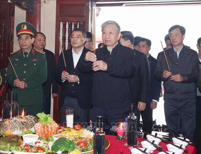 Tổng Bí thư Tô Lâm dâng hương tại Nghĩa trang Liệt sĩ quốc gia Vị Xuyên- Ảnh 6. Tổng Bí thư Tô Lâm dâng hương tại Nghĩa trang Liệt sĩ quốc gia Vị Xuyên- Ảnh 6.