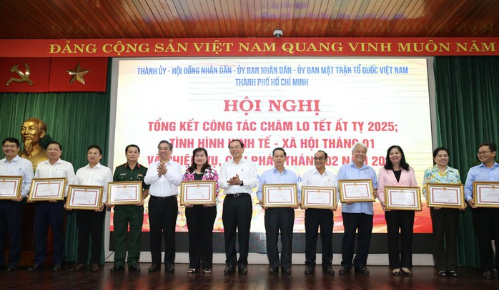 Bí thư Thành ủy TP HCM Nguyễn Văn Nên tặng Bằng khen của Chủ tịch UBND TP HCM cho các tập thể có thành tích xuất sắc trong công tác tổ chức, chăm lo Tết Ất Tỵ 2025 Bí thư Thành ủy TP HCM Nguyễn Văn Nên tặng Bằng khen của Chủ tịch UBND TP HCM cho các tập thể có thành tích xuất sắc trong công tác tổ chức, chăm lo Tết Ất Tỵ 2025