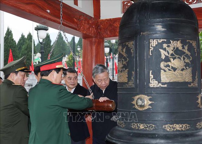 Tổng Bí thư Tô Lâm dâng hương tại Nghĩa trang Liệt sĩ quốc gia Vị Xuyên- Ảnh 7. Tổng Bí thư Tô Lâm dâng hương tại Nghĩa trang Liệt sĩ quốc gia Vị Xuyên- Ảnh 7.