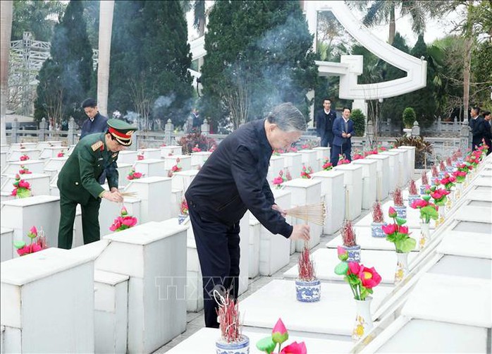 Tổng Bí thư Tô Lâm dâng hương tại Nghĩa trang Liệt sĩ quốc gia Vị Xuyên- Ảnh 8. Tổng Bí thư Tô Lâm dâng hương tại Nghĩa trang Liệt sĩ quốc gia Vị Xuyên- Ảnh 8.