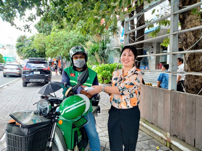 Cán bộ LĐLĐ quận 11, TP HCM tặng cơm trưa miễn phí cho đoàn viên Nghiệp đoàn Xe ôm công nghệ. Ảnh: THANH NGA Cán bộ LĐLĐ quận 11, TP HCM tặng cơm trưa miễn phí cho đoàn viên Nghiệp đoàn Xe ôm công nghệ. Ảnh: THANH NGA