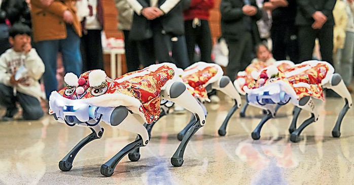 Ngỡ ngàng với chó robot múa lân chào năm mới ở Trung Quốc- Ảnh 4. Ngỡ ngàng với chó robot múa lân chào năm mới ở Trung Quốc- Ảnh 4.