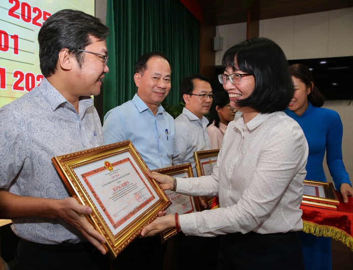 Bí thư Thành ủy Nguyễn Văn Nên: Năm 2025 rất quan trọng, TP HCM phải đột phá- Ảnh 4. Bí thư Thành ủy Nguyễn Văn Nên: Năm 2025 rất quan trọng, TP HCM phải đột phá- Ảnh 4.