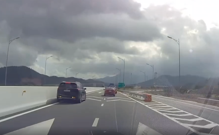 Ô tô 7 chỗ chạy lùi trên tuyến cao tốc Nha Trang - Cam Lâm- Ảnh 1. Ô tô 7 chỗ chạy lùi trên tuyến cao tốc Nha Trang - Cam Lâm- Ảnh 1.