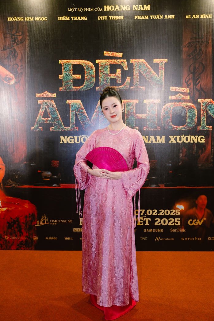 Midu rạng ngời thảm đỏ, chúc mừng Kiều Trinh- Ảnh 1. Midu rạng ngời thảm đỏ, chúc mừng Kiều Trinh- Ảnh 1.