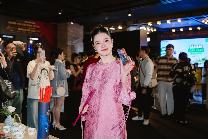 Midu rạng ngời thảm đỏ, chúc mừng Kiều Trinh- Ảnh 5. Midu rạng ngời thảm đỏ, chúc mừng Kiều Trinh- Ảnh 5.