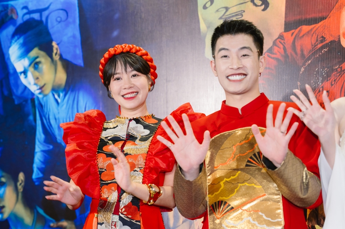 Midu rạng ngời thảm đỏ, chúc mừng Kiều Trinh- Ảnh 9. Midu rạng ngời thảm đỏ, chúc mừng Kiều Trinh- Ảnh 9.