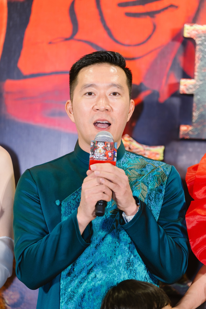 Midu rạng ngời thảm đỏ, chúc mừng Kiều Trinh- Ảnh 8. Midu rạng ngời thảm đỏ, chúc mừng Kiều Trinh- Ảnh 8.