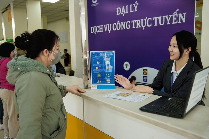 Người dân Hà Nội có thể đến bưu điện làm thủ tục hành chính
- Ảnh 1. Người dân Hà Nội có thể đến bưu điện làm thủ tục hành chính
- Ảnh 1.