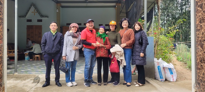 Chuyện lạ: Giám đốc về quê chúc Tết, dùng cơm với gia đình công nhân- Ảnh 5. Chuyện lạ: Giám đốc về quê chúc Tết, dùng cơm với gia đình công nhân- Ảnh 5.