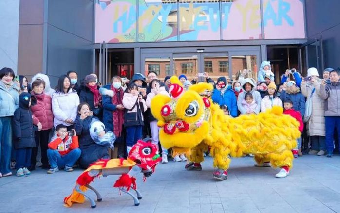 Ngỡ ngàng với chó robot múa lân chào năm mới ở Trung Quốc- Ảnh 3. Ngỡ ngàng với chó robot múa lân chào năm mới ở Trung Quốc- Ảnh 3.