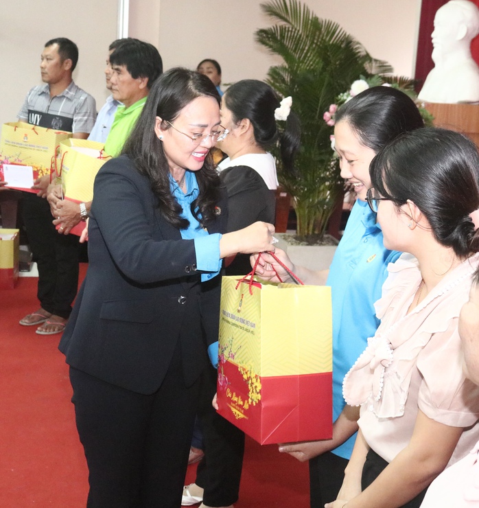 LĐLĐ TP Cần Thơ: Giúp đoàn viên, công nhân có Tết ấm cúng- Ảnh 8. LĐLĐ TP Cần Thơ: Giúp đoàn viên, công nhân có Tết ấm cúng- Ảnh 8.