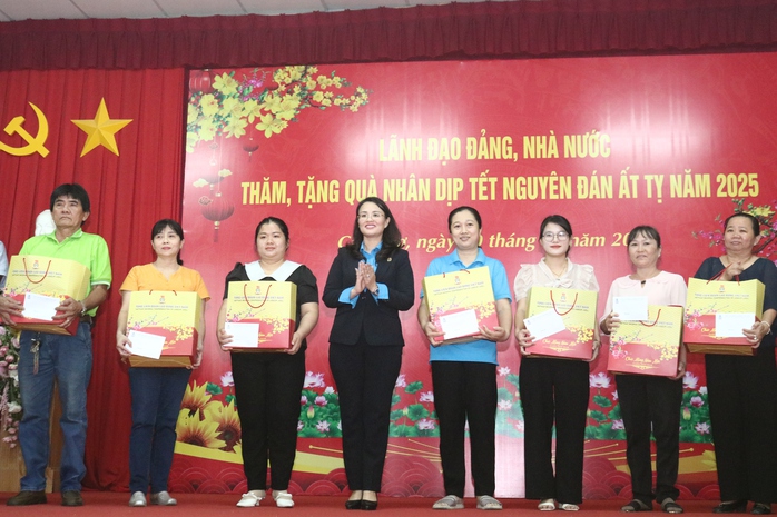 LĐLĐ TP Cần Thơ: Giúp đoàn viên, công nhân có Tết ấm cúng- Ảnh 7. LĐLĐ TP Cần Thơ: Giúp đoàn viên, công nhân có Tết ấm cúng- Ảnh 7.