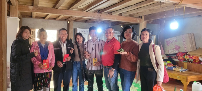 Chuyện lạ: Giám đốc về quê chúc Tết, dùng cơm với gia đình công nhân- Ảnh 2. Chuyện lạ: Giám đốc về quê chúc Tết, dùng cơm với gia đình công nhân- Ảnh 2.