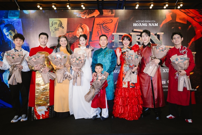Midu rạng ngời thảm đỏ, chúc mừng Kiều Trinh- Ảnh 12. Midu rạng ngời thảm đỏ, chúc mừng Kiều Trinh- Ảnh 12.