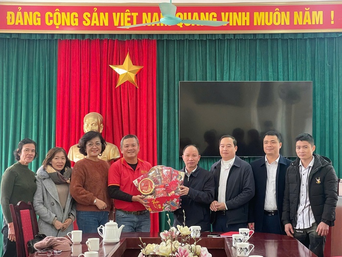 Chuyện lạ: Giám đốc về quê chúc Tết, dùng cơm với gia đình công nhân- Ảnh 3. Chuyện lạ: Giám đốc về quê chúc Tết, dùng cơm với gia đình công nhân- Ảnh 3.