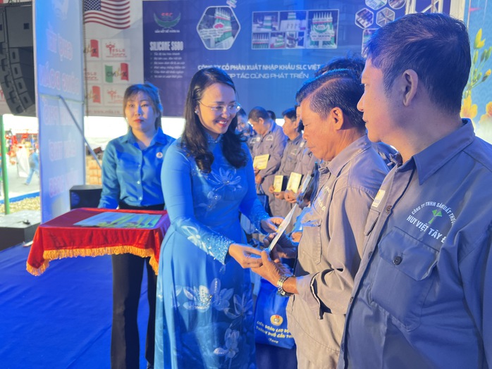 LĐLĐ TP Cần Thơ: Giúp đoàn viên, công nhân có Tết ấm cúng- Ảnh 2. LĐLĐ TP Cần Thơ: Giúp đoàn viên, công nhân có Tết ấm cúng- Ảnh 2.