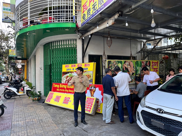Quán ăn bị tố "chặt chém" ở Nha Trang: Ngày đóng cửa, đêm vẫn mở bán?- Ảnh 1. Quán ăn bị tố "chặt chém" ở Nha Trang: Ngày đóng cửa, đêm vẫn mở bán?- Ảnh 1.