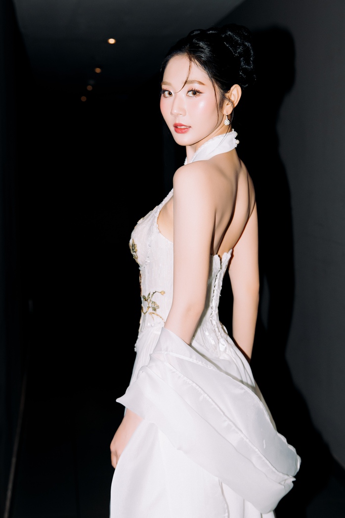 SyNi Trang đắm chìm vào vai Thương trong "Đèn âm hồn"- Ảnh 3. SyNi Trang đắm chìm vào vai Thương trong "Đèn âm hồn"- Ảnh 3.