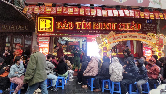 Người dân bất chấp thời tiết lạnh rét, đến mua vàng ở Hà Nội trước ngày vía Thần TàiẢnh: Lê Thúy Người dân bất chấp thời tiết lạnh rét, đến mua vàng ở Hà Nội trước ngày vía Thần TàiẢnh: Lê Thúy