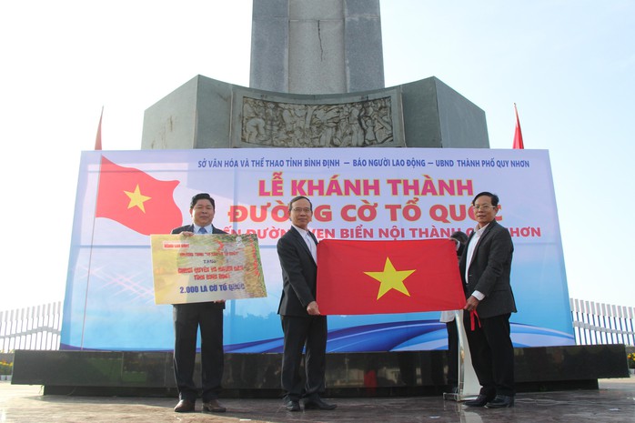 Ông Tô Đình Tuân, Tổng Biên tập Báo Người Lao Động (bìa phải), trao tặng chính quyền và người dân tỉnh Bình Định 2.000 lá cờ Tổ quốc Ảnh: HẢI ĐỊNH Ông Tô Đình Tuân, Tổng Biên tập Báo Người Lao Động (bìa phải), trao tặng chính quyền và người dân tỉnh Bình Định 2.000 lá cờ Tổ quốc Ảnh: HẢI ĐỊNH
