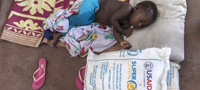 Một cậu bé ở Mozambique ngủ cạnh một túi thực phẩm viện trợ do USAID tài trợ và WFP phân phối Ảnh: UN NEWS Một cậu bé ở Mozambique ngủ cạnh một túi thực phẩm viện trợ do USAID tài trợ và WFP phân phối Ảnh: UN NEWS