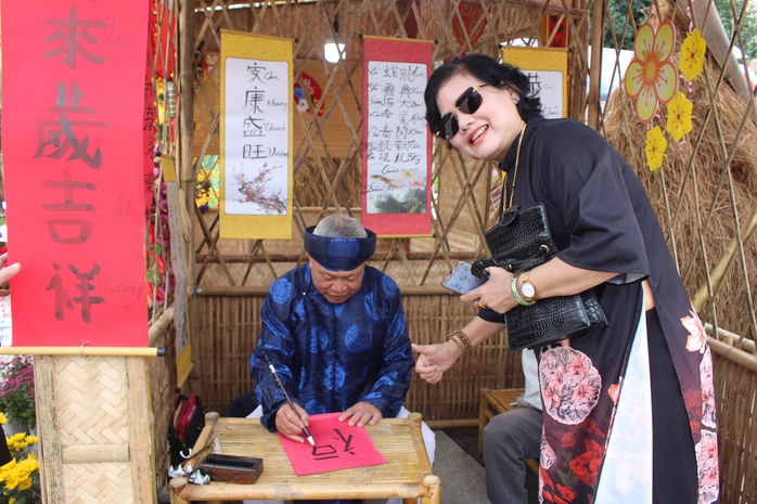 Cuộc thi viết "TẾT THỜI SỐ": Bất chấp những thay đổi, cảm xúc vẫn vẹn nguyên- Ảnh 5. Cuộc thi viết "TẾT THỜI SỐ": Bất chấp những thay đổi, cảm xúc vẫn vẹn nguyên- Ảnh 5.