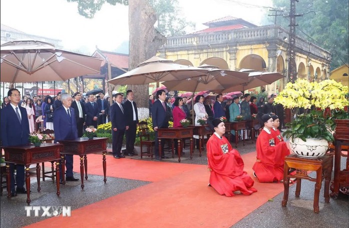 Chủ tịch nước Lương Cường chủ trì Lễ dâng hương khai Xuân tại Hoàng thành Thăng Long- Ảnh 7. Chủ tịch nước Lương Cường chủ trì Lễ dâng hương khai Xuân tại Hoàng thành Thăng Long- Ảnh 7.