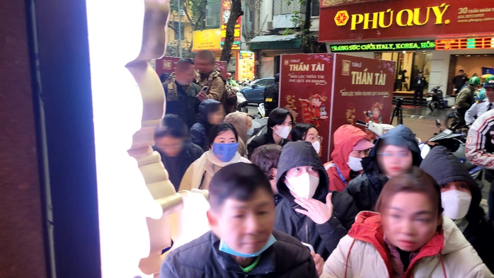 VIDEO: Người dân "đội" mưa lạnh xếp hàng mua vàng trước ngày vía Thần Tài- Ảnh 3. VIDEO: Người dân "đội" mưa lạnh xếp hàng mua vàng trước ngày vía Thần Tài- Ảnh 3.