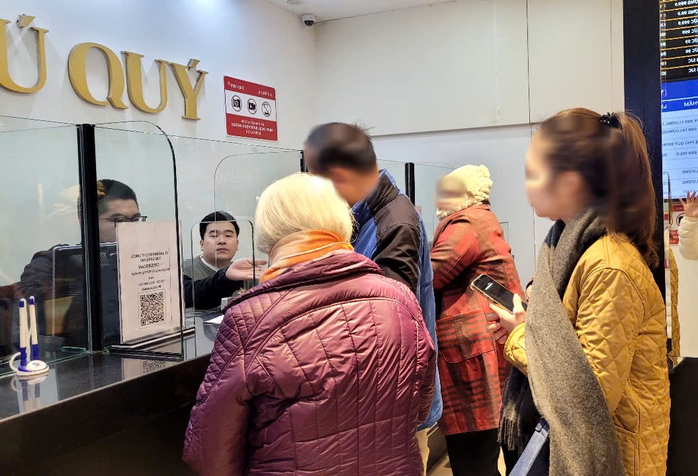 VIDEO: Người dân "đội" mưa lạnh xếp hàng mua vàng trước ngày vía Thần Tài- Ảnh 6. VIDEO: Người dân "đội" mưa lạnh xếp hàng mua vàng trước ngày vía Thần Tài- Ảnh 6.