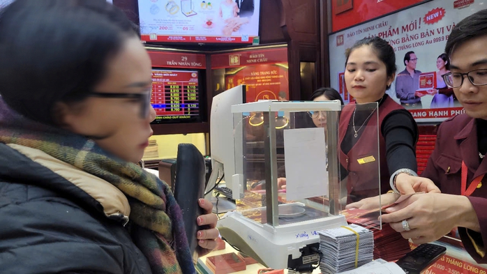 VIDEO: Người dân "đội" mưa lạnh xếp hàng mua vàng trước ngày vía Thần Tài- Ảnh 7. VIDEO: Người dân "đội" mưa lạnh xếp hàng mua vàng trước ngày vía Thần Tài- Ảnh 7.