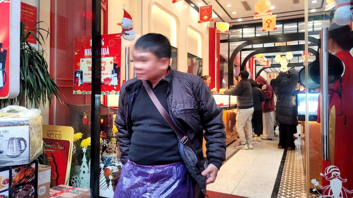 VIDEO: Người dân "đội" mưa lạnh xếp hàng mua vàng trước ngày vía Thần Tài- Ảnh 10. VIDEO: Người dân "đội" mưa lạnh xếp hàng mua vàng trước ngày vía Thần Tài- Ảnh 10.